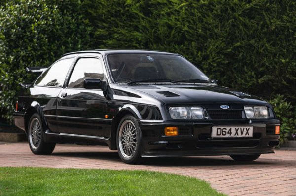 Ford Sierra с три врати, пуснат на пазара през 1982 година, се превърна в неочакваната входна врата за Ford към ралитата от група А. Cosworth беше привлечен като партньор за разработването на модела, задвижван от модифицирания 2,0-литров мотор на Pinto. Модифициран е меко казано: след намесата на Cosworth, скучният агрегат вече имаше двоен разпределителен вал, 16-клапанна цилиндрова глава и турбокомпресор Garrett, повишавайки мощността до 201 к.с. на пътя. Ускорението 0-100 ставаше за 6.6 секунди, максималната скорост бе 240 км/ч. 
